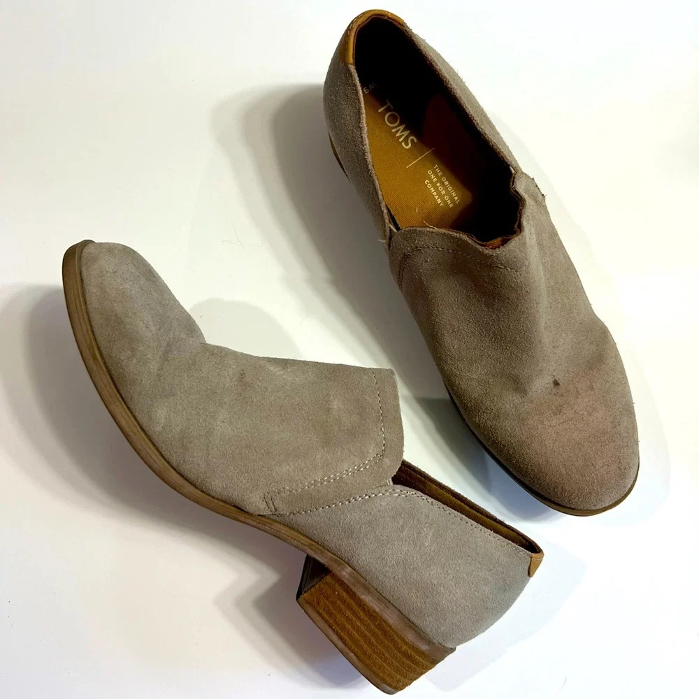 TOMS light taupe suede low booties